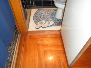 トイレ側、廊下側とも段差がなくなりました。ドアの下部に隙間が出来たので木を継ぎ足し補修・塗装を行いました。