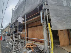店舗を解体中