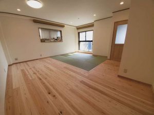 こだわりの無垢材は柔らか目に仕上げています。畳スペースがアクセントになっています。