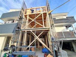 床、柱を作って家の骨組みを作る作業に入りました