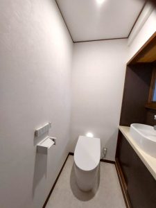 上品な佇まいのタンクレストイレを採用。自動で除菌水が出て清潔。掃除がしやすく時短に繋がります。