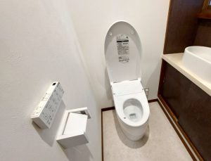便器の座る所が大きくゆったりとした座り心地と自動で開く便ふたがお客様に好評です。