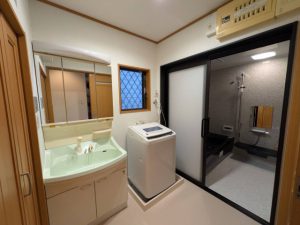 浴室折れ戸から引き戸に。動きが軽く使いやすく、将来のことを考えても安心です。