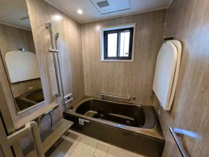 浴室天井、壁、排水トラップを断熱材で包み込んでいます。魔法瓶浴槽、暖房換気扇と窓改修でヒートショックも万全です