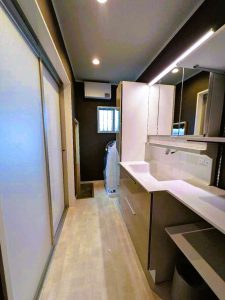 壁付け洗面所暖房機採用。足元にゆとりのあるレイアウトになりました