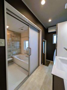 浴室と洗面室はダウンライトに。また浴室入口の位置を変え、出入りがスムーズになりました