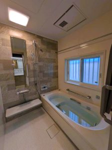 浴槽の向き、窓の位置を変え断熱効果のある窓を設置しました。断熱浴槽と浴室暖房乾燥機でより暖かく入浴を楽しむができます