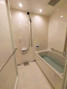 壁がホーローなので、汚れが染み込まずシャワーで洗い流すだけで綺麗に。床の磁器タイルは、お湯をかけるとすぐにあたたまります