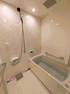 シャワースライドバーはシャワーの高さ調整だけでなく、立ち座りの補助に使えるため転倒防止に役立ちます