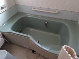 ゆったりとした浴槽ですが、色合いやデザインを一新したいとお考えでした